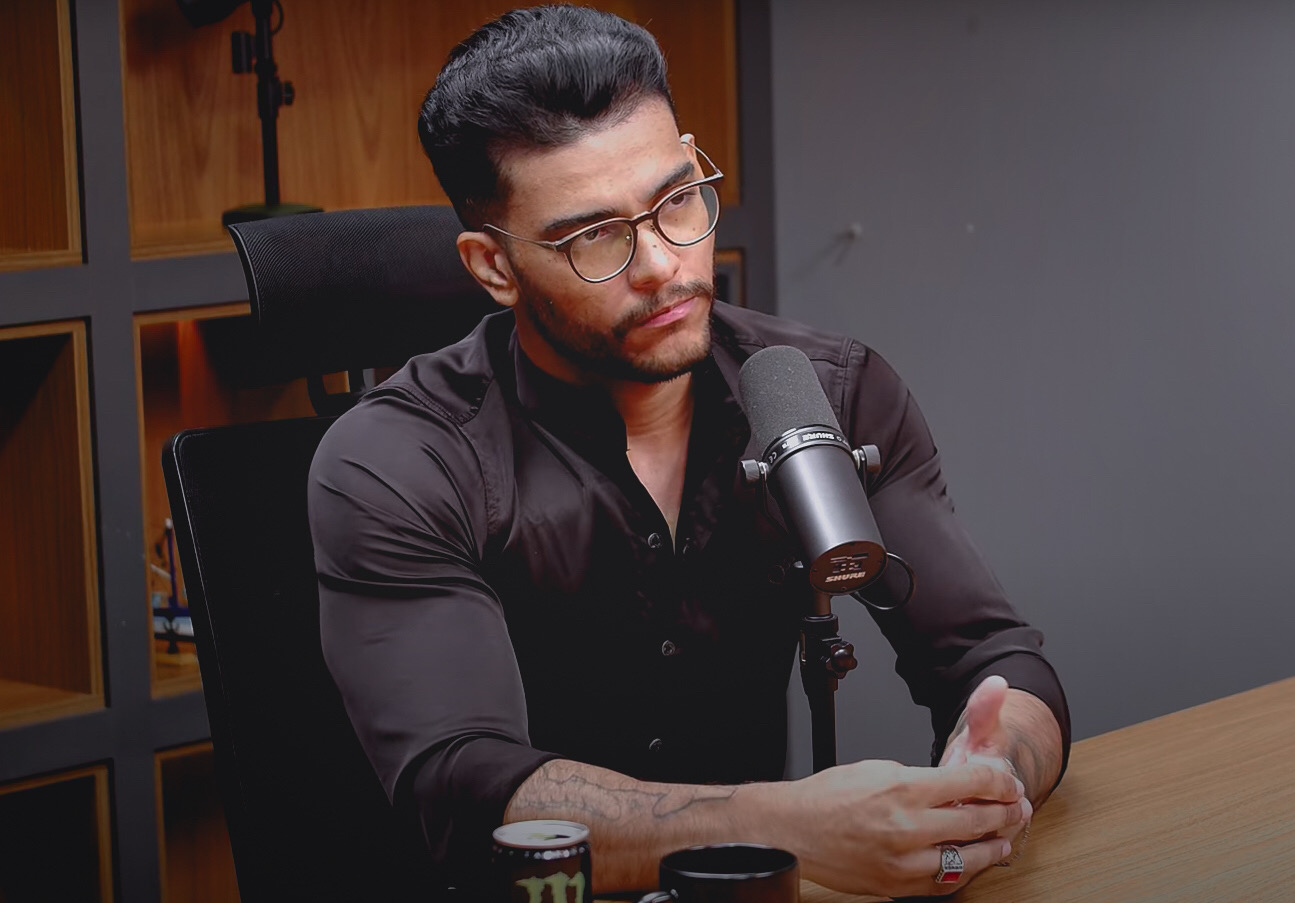 Fernando Ataliba em estúdio de podcast, falando ao microfone